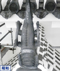 図版：スポーツベット サッカー 夏比翼入母屋破風北東面の鯱（瓦宇工業所）