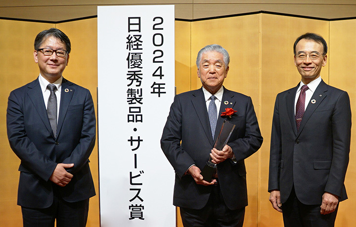 図版：表彰式にて記念撮影（左から）山田順之主席研究員、押味会長、利穂専務
