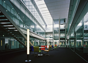 写真：知的生産性の向上をめざす居ながら建替え