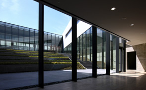 写真：設備配管プルアップによる短工期施工