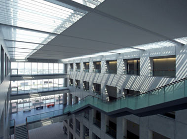 写真：半屋外のアトリウム