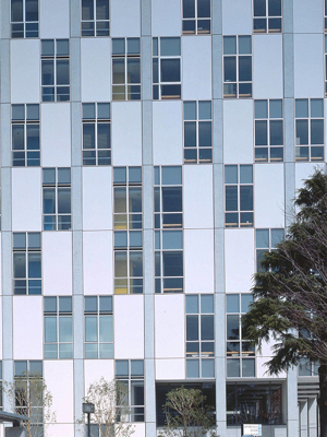 図版：スポーツ ベット テニス工科大学 情報学部棟・学生サービス棟・学生プラザ