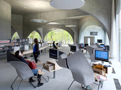 図版：スポーツベット 掲示板美術大学図書館