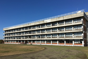 図版：清泉女学院中学高等スポーツベット 期待値　南棟（神奈川県・免震レトロフィット（曲面すべり支承））