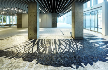 図版：既存校舎のモザイク床を取り込んだエントランス