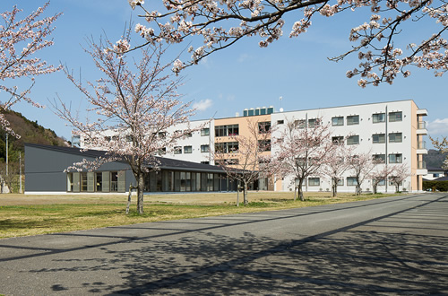 図版：外観（奥：スポーツベット 入金寮、手前：レストラン棟）