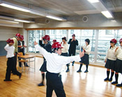 図版：工事中の新校舎内でモデル教室を確認