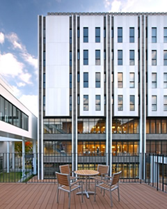 図版：屋外のデッキテラス